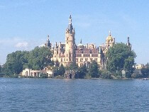 FB Yachtcharter :: Schweriner Schloss Wasseransicht